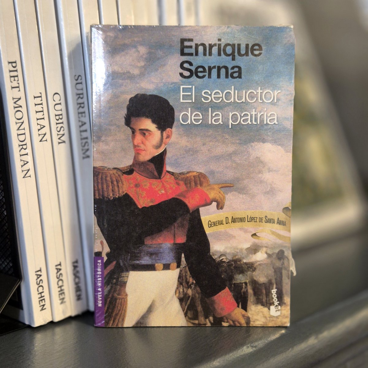 SandorMaraiLib's tweet image. #EnriqueSerna, voz poderosa e irreverente de la literatura mexicana, revela con humor y lucidez los claroscuros del alma nacional. Fruta verde, Ángeles del abismo, Uno soñaba que era rey y El seductor de la patria: novelas indispensables. Disponibles en Sándor Márai Librería.