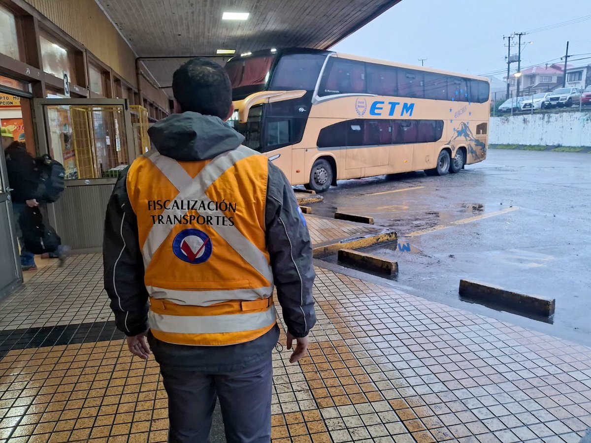 🚨Fiscalización MTT y Carabineros realizaron controles en Ancud, Río Negro y acceso al Volcán Osorno 🏔️

Se verificó el porte de cadenas y se entregaron recomendaciones para un ascenso seguro. Seguridad vial como prioridad en este #InviernoSeguro ❄️

#LosLagos #Fiscalización
