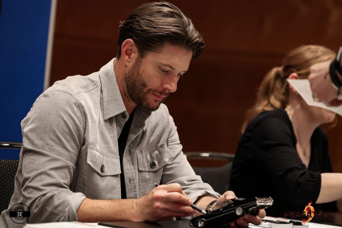 JensenAcklesPL's tweet photo. 📸 • @JensenAckles during the autographs at #Purcon9. 
#tbt #jensenackles 

🔗: https://t.co/JBnUz7djL3 https://t.co/SBnlxINdaz