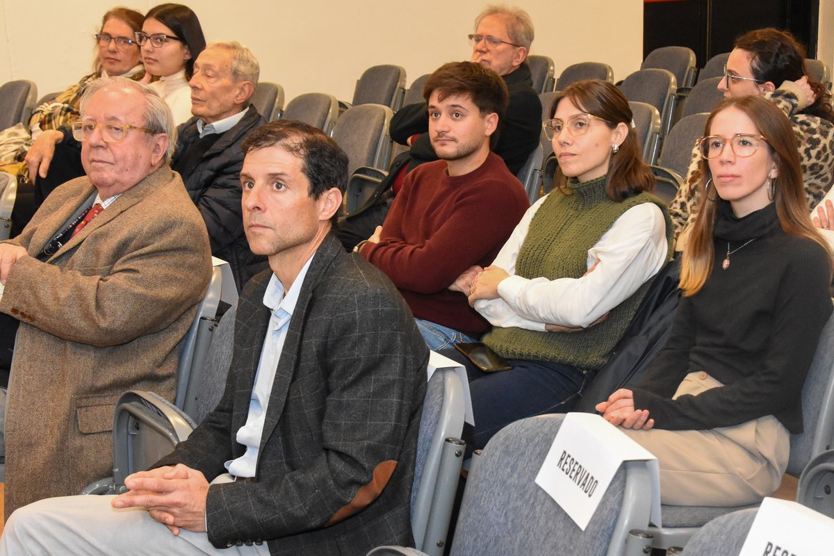 La directora de nuestro <a href="/IIEunlp/">IIE - Instituto de Investigaciones Económicas</a>, Dra. Natalia Porto, fue incorporada hoy como Académica de Número de la Academia Argentina de Turismo, institución dedicada a la investigación, formación y promoción de estrategias para el desarrollo sostenible del Turismo en Argentina 👏