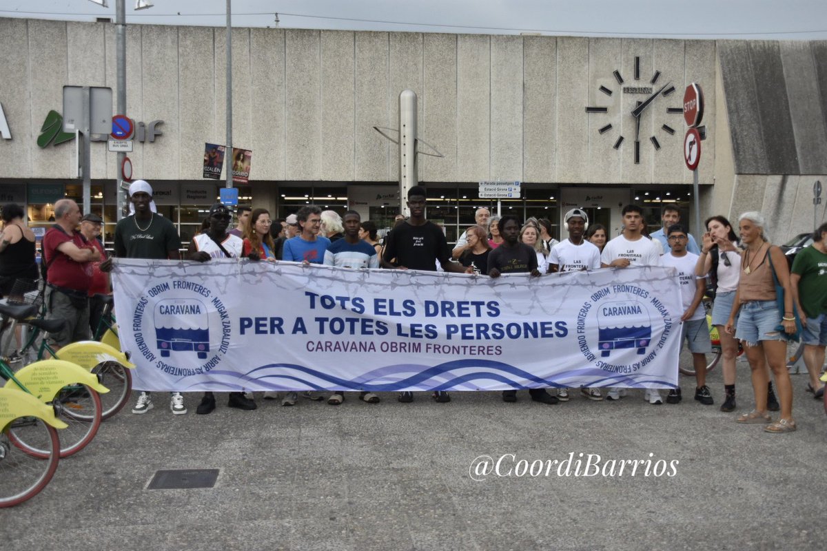 COORDINADORA de BARRIOS (@coordibarrios) on Twitter photo Comenzamos #CaravanaAbriendoFronteras en <a href="/Girona_Cat/">Ajuntament de Girona</a>
Nos recordamos que los papeles son para todas y que tenemos que abrir las fronteras.
Frente al odio y la expulsión, Bienvenida y Acogida Comenzamos #CaravanaAbriendoFronteras en <a href="/Girona_Cat/">Ajuntament de Girona</a>
Nos recordamos que los papeles son para todas y que tenemos que abrir las fronteras.
Frente al odio y la expulsión, Bienvenida y Acogida