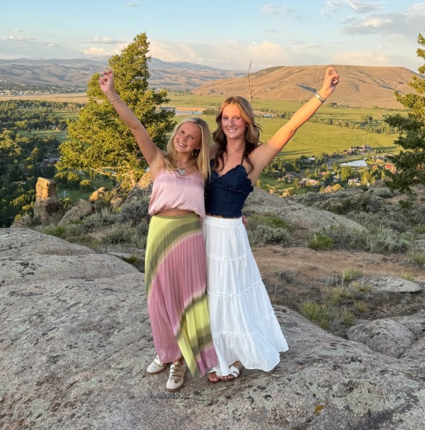TCU's tweet image. Frogs on the move!๐๐ธ
From mountains to beaches to big cities, Horned Frogs have been making the most of summer break!โจ #myTCUsummer