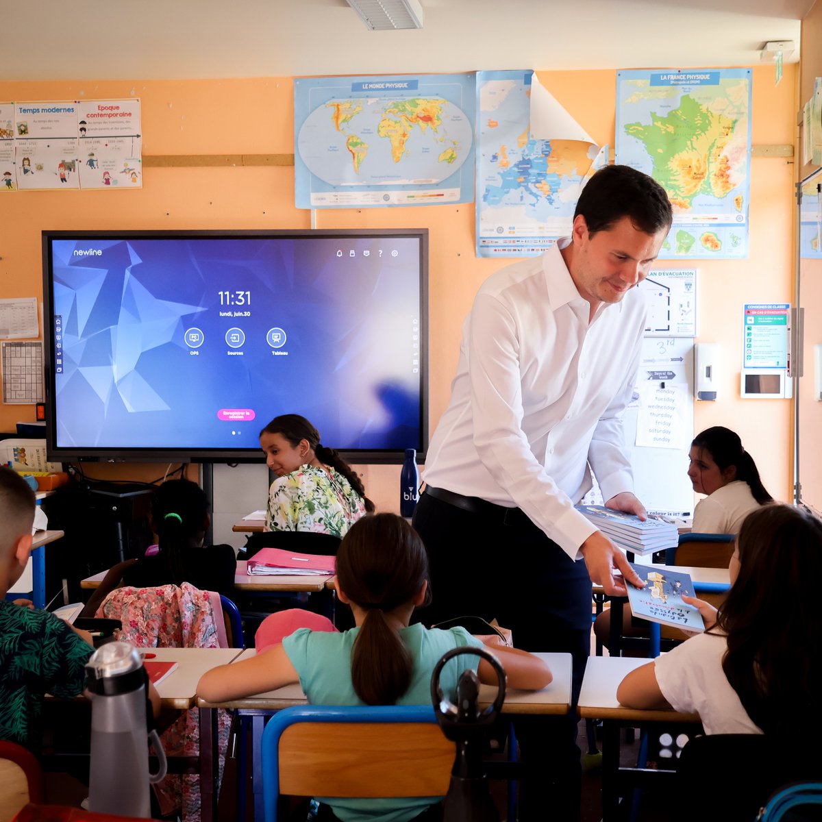VilledeVernon's tweet photo. Une étape importante pour les CM2 vernonnais !

Pour marquer cette étape importante, 371 élèves vernonnais ont reçu un livre sur l’histoire de la démocratie 📚 

Une belle tradition qui accompagne chaque année nos jeunes vernonnais

🙌 Félicitations et bonnes vacances bien méritées