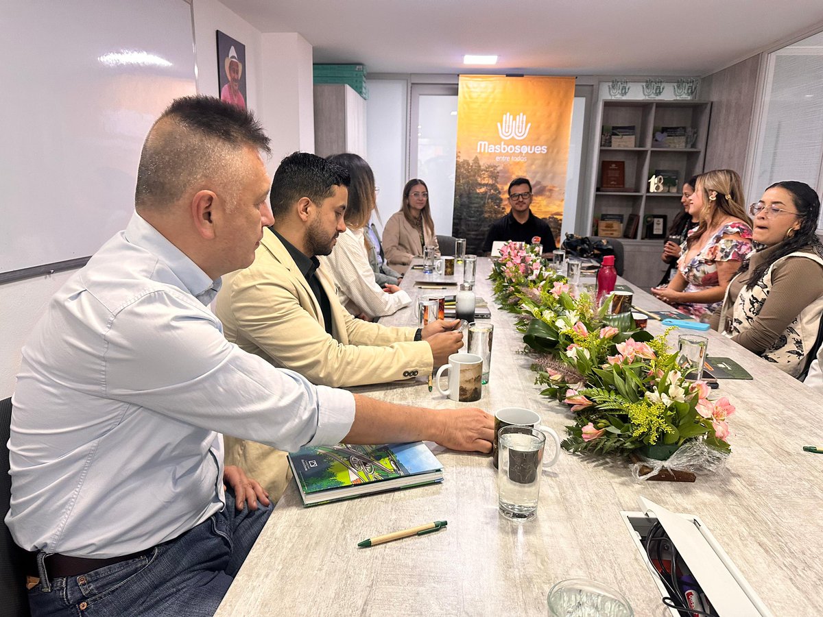 En Masbosques vivimos una mañana llena de propósito, conexión y compromiso con el planeta 🌎
Nos reunimos en un desayuno especial con <a href="/Autolarte/">Autolarte</a>, Dogman, Botero Soto, Calina, Concesión Túnel Aburrá Oriente, Centro Comercial San Nicolás, Omya, Tintatex, Bien - Estar Raíz. Empresas