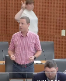 brane80108700's tweet image. Afnanje poslanke Svobede, Tamare Vonta, na seji DZ. Ko ste volili Svobodo, ste volili grozo, ki vas bo drago stala. Parlament so poslanke Svobode, SD in Levice preuredile v poligon za norčevanje iz zdrave pameti.
