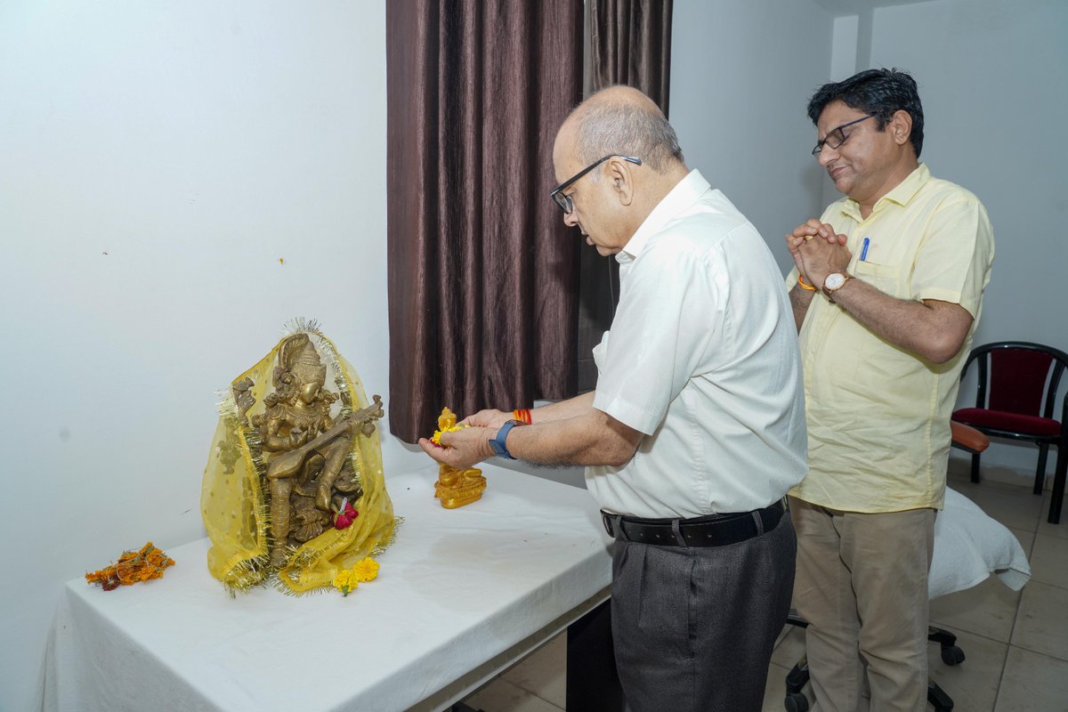 baidyanathlabh's tweet photo. साँची बौद्ध-भारतीय ज्ञान अध्ययन विश्वविद्यालय में गुरुपूर्णिमा बड़े धूमधाम से मनाई गई. इस अवसर पर छात्रों, शोधार्थियों एवं शिक्षकेतर कर्मचारियों ने कुलगुरु प्रोफेसर वैद्यनाथ लाभ एवं सभी आचार्यों का अंगवस्त्रम्, श्रीफल एवं पुष्पगुच्छ भेंट कर अभिनन्दन किया https://t.co/uWdEdu7t2U