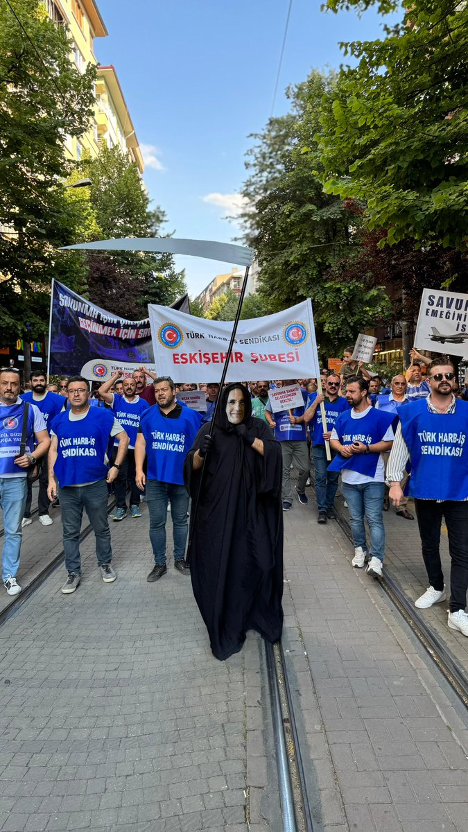 Türk Harb-İş Sendikası Eskişehir Şubesi (@harbiseskisehir) on Twitter photo Hakkımız olanı istiyoruz. Ne eksik ne fazla!
MSB işçisi emeğinin karşılığını talep ediyor.
#ZordayızGeçinemiyoruz
<a href="/tcbestepe/">T.C. Cumhurbaşkanlığı</a> <a href="/csgbakanligi/">T.C. Çalışma ve Sosyal Güvenlik Bakanlığı</a> <a href="/HMBakanligi/">T.C. Hazine ve Maliye Bakanlığı</a> Hakkımız olanı istiyoruz. Ne eksik ne fazla!
MSB işçisi emeğinin karşılığını talep ediyor.
#ZordayızGeçinemiyoruz
<a href="/tcbestepe/">T.C. Cumhurbaşkanlığı</a> <a href="/csgbakanligi/">T.C. Çalışma ve Sosyal Güvenlik Bakanlığı</a> <a href="/HMBakanligi/">T.C. Hazine ve Maliye Bakanlığı</a>