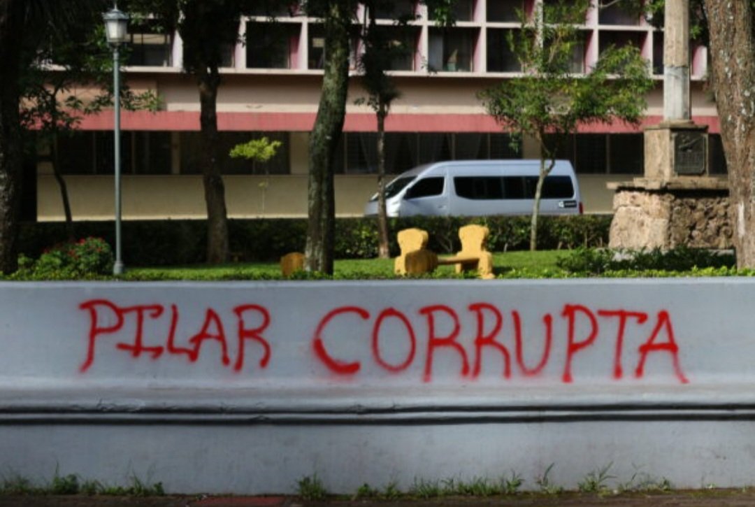 PIERO_CALANDRE's tweet image. ¡OJO AL POST!
🚨🚨🚨🚨🚨🚨

Previo al &quot;banderazo de salida&quot; de la impresentable de PILAR CISNEROS, aparecen grafitis contra el DES-GOBIERNO en el Parque Morazán.
🔥🔥🔥👇🏻👇🏻👇🏻🔥🔥🔥