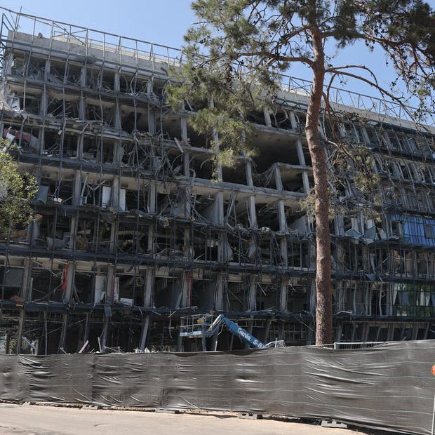 תופעת ינון מגל מתפשטת, והיא מפחידה יותר מהאיראנים / גיא רולניק, TheMarker

פרופ' אורן שולדינר היה בגרמניה כשהחלה מתקפת הטילים מאיראן. הוא התעורר מוקדם בבוקר ממסרון: "נראה לי שהמעבדה שלך נפגעה. אתה יודע משהו?"

דקות לאחר מכן שולדינר כבר עידכן את כל הצוות שלו בקבוצת הוואטסאפ: "בלב