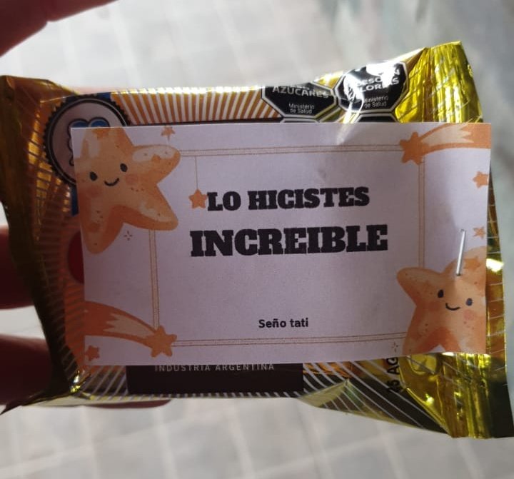 GuilleSchweiz's tweet image. Miren lo que le escribió la maestra en el regalito a mi sobrino por terminar el jardín de infantes.
Lo importante es lo que dice.
Colegio privado a 70 km de CABA, 500 lucas de cuota.