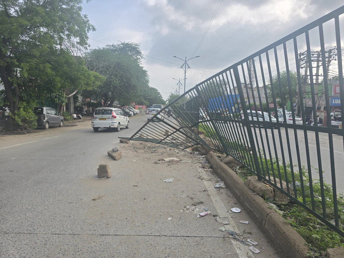 #Gurgaon 
- किसी वाहन की टक्कर के बाद ओल्ड दिल्ली रोड पर टेलीफोन एक्सचेंज के सामने डिवाइडर पर लगी ग्रिल गिरी। हादसे का डर। <a href="/OfficialGMDA/">GMDA</a>
