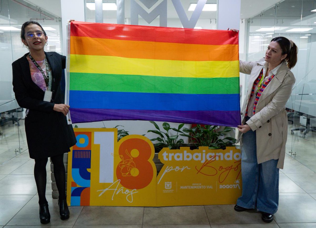 SePuedeSer's tweet image. 🏳️🌈 Hoy la @UMVbogota iza la bandera de la diversidad, reafirmando su compromiso con una ciudad que se construye con orgullo, igualdad y respeto.
Cada vía de la ciudad debe ser un camino hacia la inclusión.
#FestivalPorLaIgualdad2025
#BogotáEsDiversidad
#EnBogotáSePuedeSer