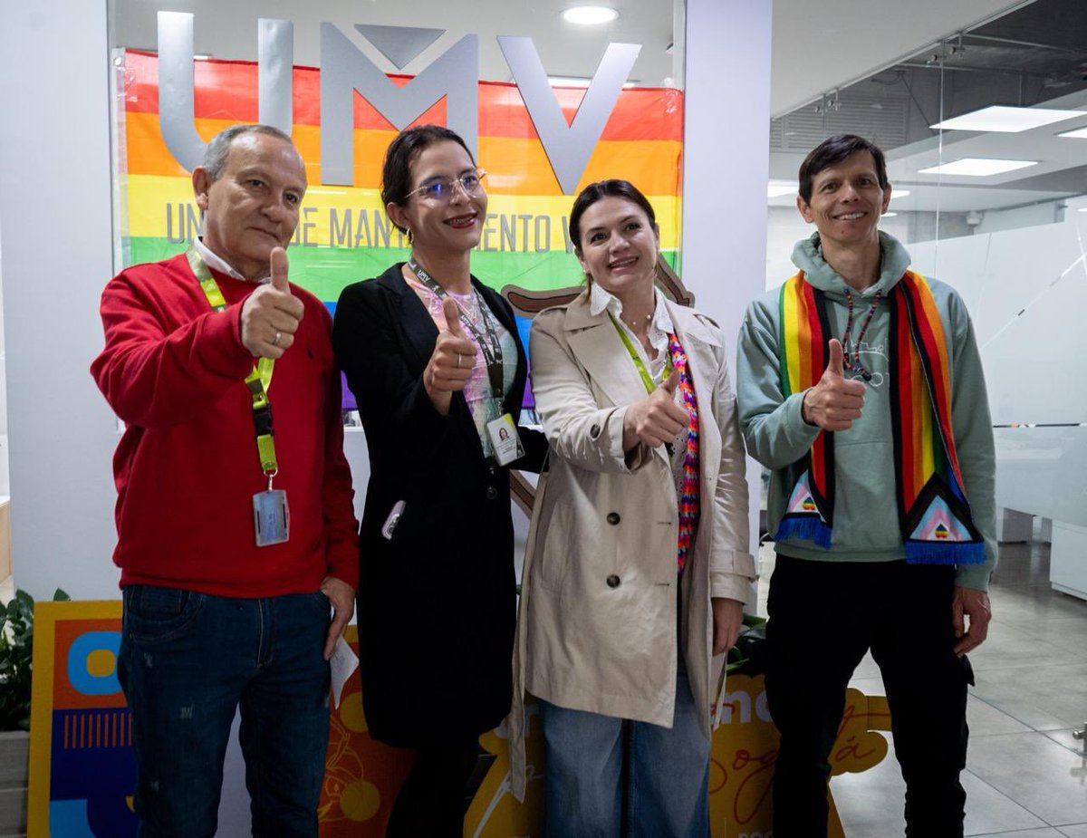 SePuedeSer's tweet image. 🏳️🌈 Hoy la @UMVbogota iza la bandera de la diversidad, reafirmando su compromiso con una ciudad que se construye con orgullo, igualdad y respeto.
Cada vía de la ciudad debe ser un camino hacia la inclusión.
#FestivalPorLaIgualdad2025
#BogotáEsDiversidad
#EnBogotáSePuedeSer
