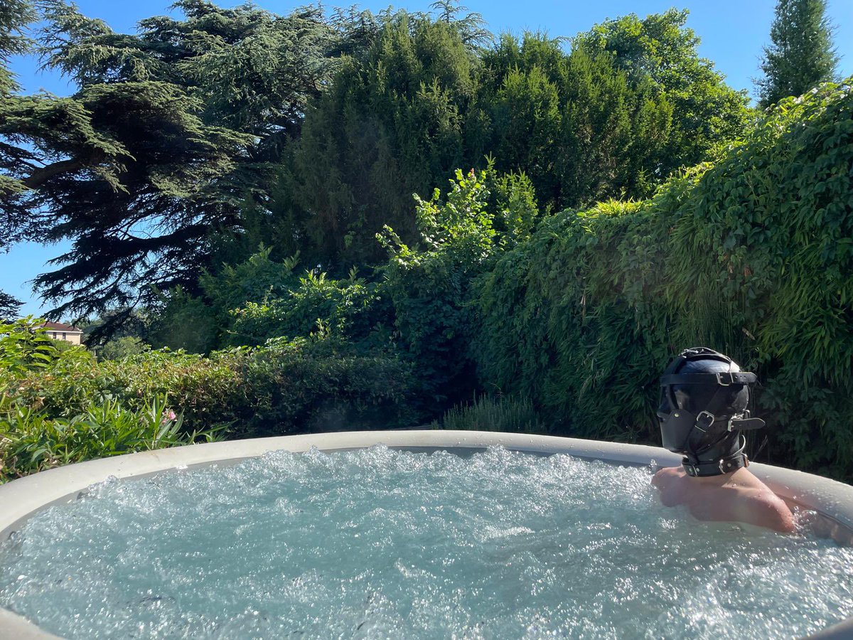 Mon mec <a href="/Argos_world/">Argos</a> me dit : « Maître, vous vous adoucissez… » 
…Tout ça parce que j’ai laissé notre Slave <a href="/juju732001/">PupAku</a> profiter du spa. 🤔