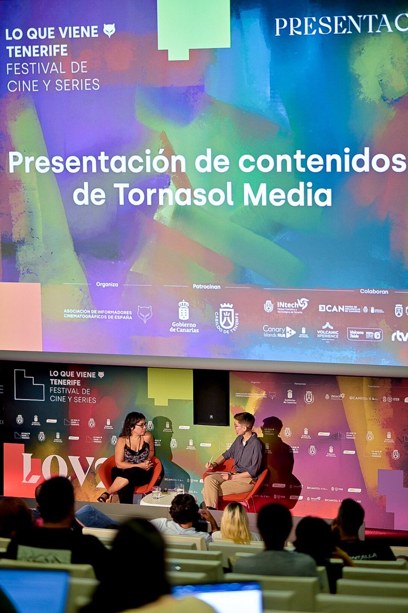 🐺 Presentación de ‘Morir no siempre sale bien’ de Tornasol Media en #LQV25 en Tenerife, de la mano de su directora Claudia Pinto.