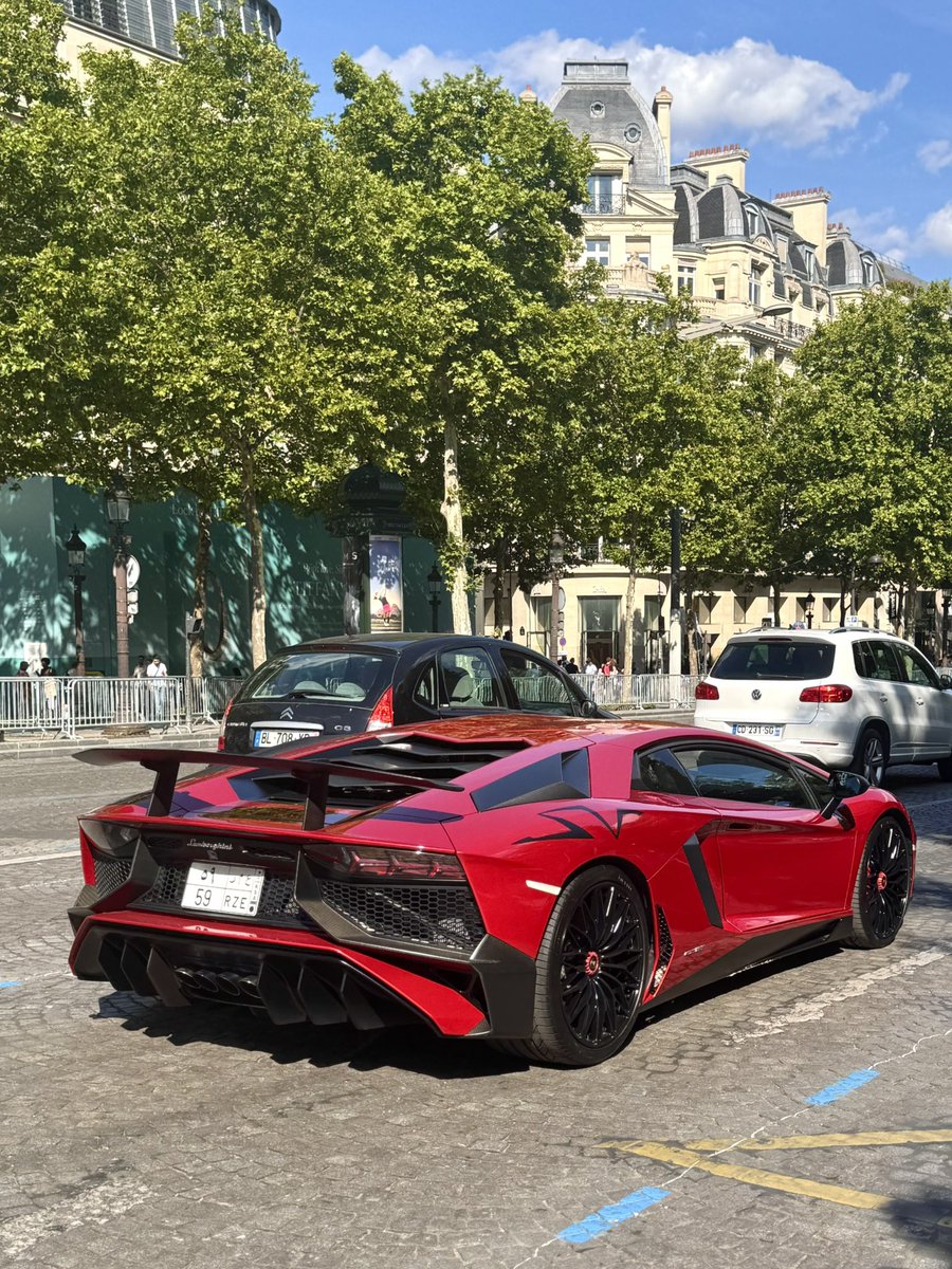 Steph_Lbb's tweet image. #Lamborghini Aventador SV
Un peu de spotting en attendant mes clients qui font les boutiques !
Bonne soirée 😘