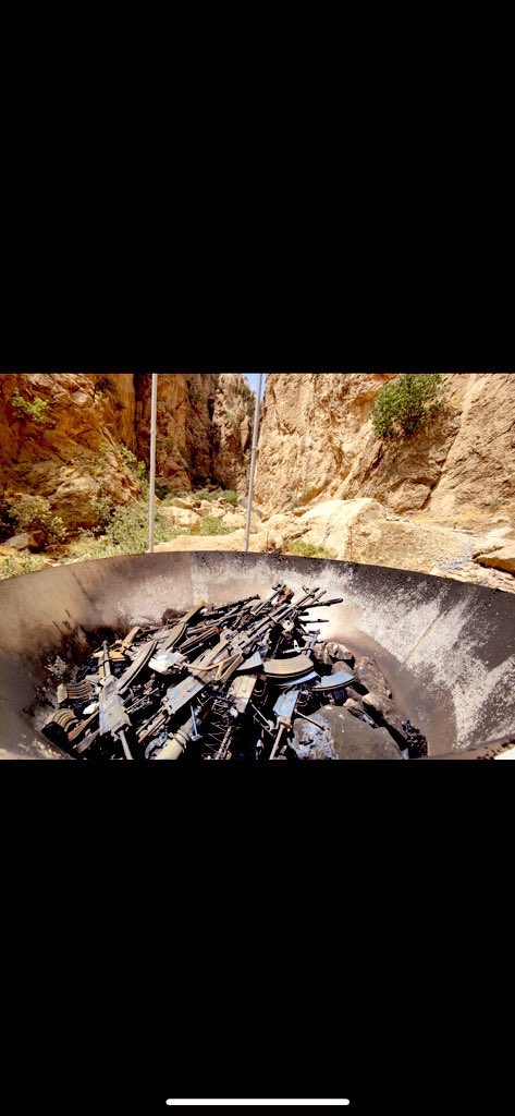“Dağlar, insanlar ve hatta Ölüm bile yorulduysa ,

Şimdi en güzel şiir: 

BARIŞTIR”…