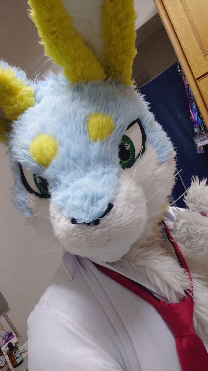 こっそり制服を試着してみたよ…！なんだか新鮮...😳😳
#FursuitEveryday