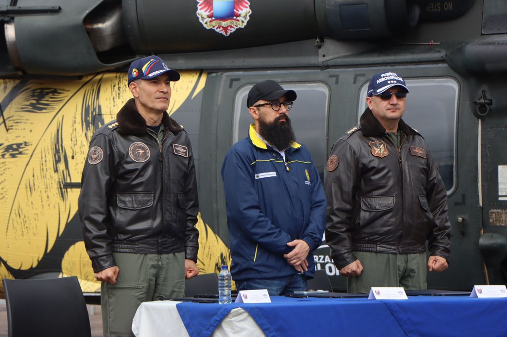 Colombia recibirá dos helicópteros 🚁 🚁 Firehawk, los más versátiles en el mundo para la atención de emergencias 🔥 y serán operados por tripulaciones de la #FuerzaAeroespacial🇨🇴.

<a href="/UNGRD/">UNGRD🇨🇴</a>
<a href="/CIAC_/">CIAC</a>

#SiempreFirmes 
#AdAstra🚀