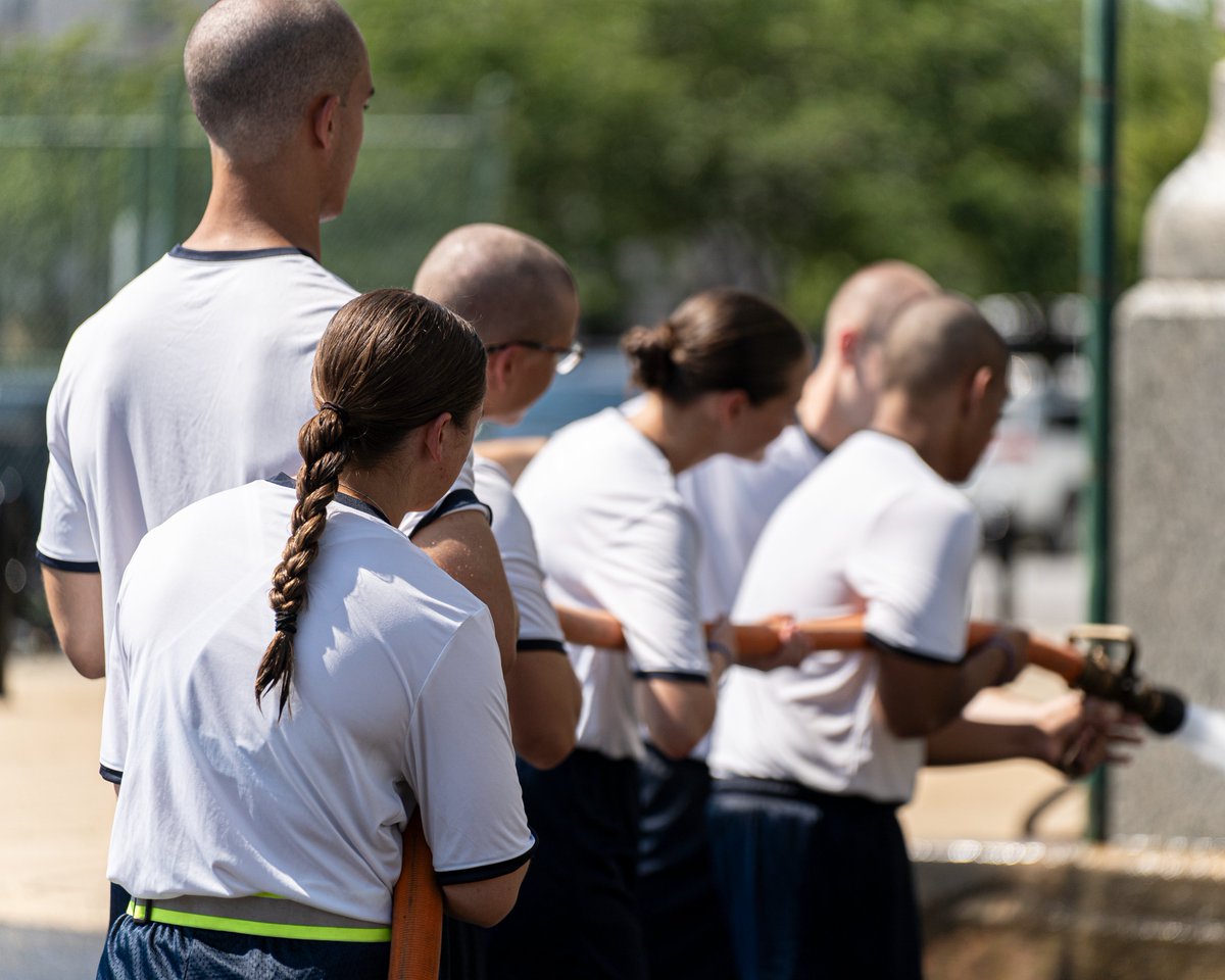 NavalAcademy's tweet image. From fire hoses to flood response—plebes dive into the fundamentals of damage control. These hands-on skills are essential for staying safe and mission-ready at sea. Every lesson brings them one step closer to becoming fleet-ready sailors.