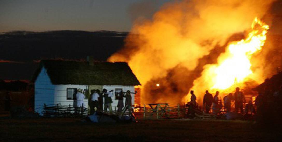 FremdenlegionPL's tweet image. WOŁYŃ 1943

Czy pamiętasz, Panie Boże,
Nad Wołyniem łunę krwawą
I ten krzyk z płonącej chaty
Mordowanych przez sąsiadów?
Chyba byłeś w tamtej porze
Gdzieś po innej stronie świata,
Bo byś pewnie się zasmucił i przystanął i zapłakał...

Czy słyszałeś modłę, Panie,
Oczy ojca czy…