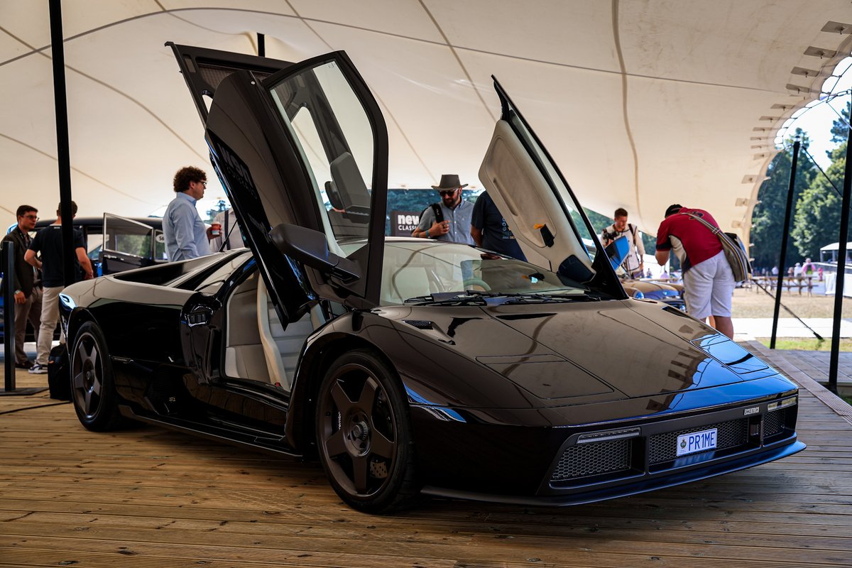 CSRRacing's tweet image. Hello from @fosgoodwood!
CSR2 is surrounded by iconic classics, futuristic builds, and pure motor magic. ✨
Take a look at the snaps and let us know which one you'd race! 🏎️💬

#CSR2 #GFOS #FOS #Goodwood #GoodwoodFestivalOfSpeed #Mercedes #Ford #AstonMartin #Pagani #Ferrari…