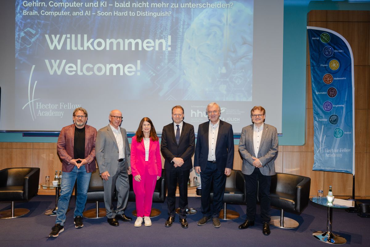 EBRAINS_eu's tweet image. An all-round successful Hector Fellow Academy science evening at the Kunstsammlung NRW in Düsseldorf!
Several hundred guests on site and via livestream gained deeper insights into the changes that the rapid developments in neuroscience, supercomputing and AI have brought about…