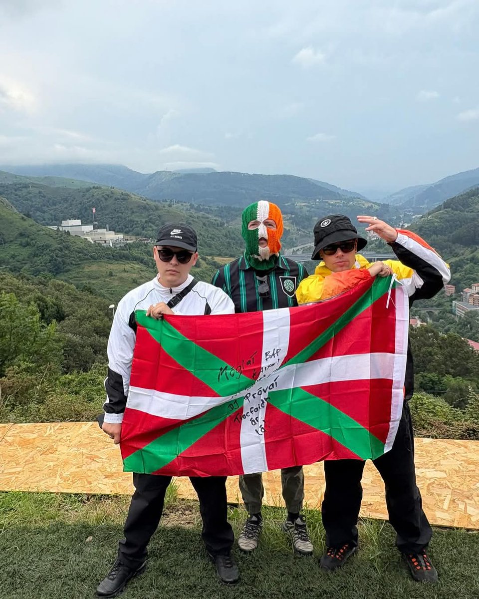 Bhuel, tar go Tír na mBascach
Well come to the Basque Country

Ongi etorriak Euskal Herrira!

📢 <a href="/KNEECAPCEOL/">KNEECAP</a>