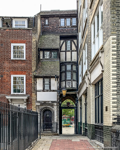 Here are 15 places will make you fall in love with London's past: urls.grow.me/9wdLARjej 😍