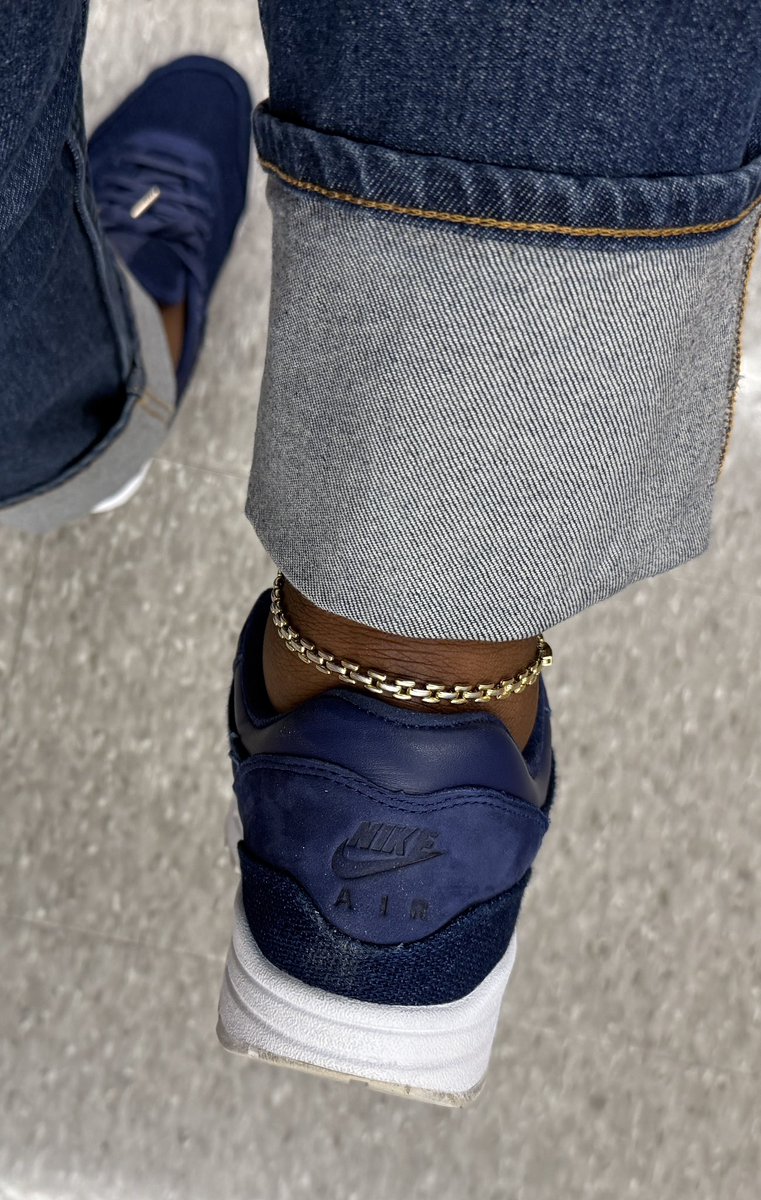 Today’s Pair: Air Max 1 Women’s LX 'London Cloth

The color, gold aglets and the heel are my favorite parts of this sneaker. I would’ve loved these to be all suede. This pair is a Poshmark find, I’d never seen em before until then. 

Sidenote: Has anyone tried the Tropical 7UP or