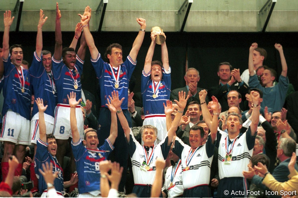Il y a 27 ans jour pour jour, le 12 juillet 1998, l'équipe de France remportait sa première Coupe du monde en battant le Brésil en finale (3-0). 🇫🇷⭐