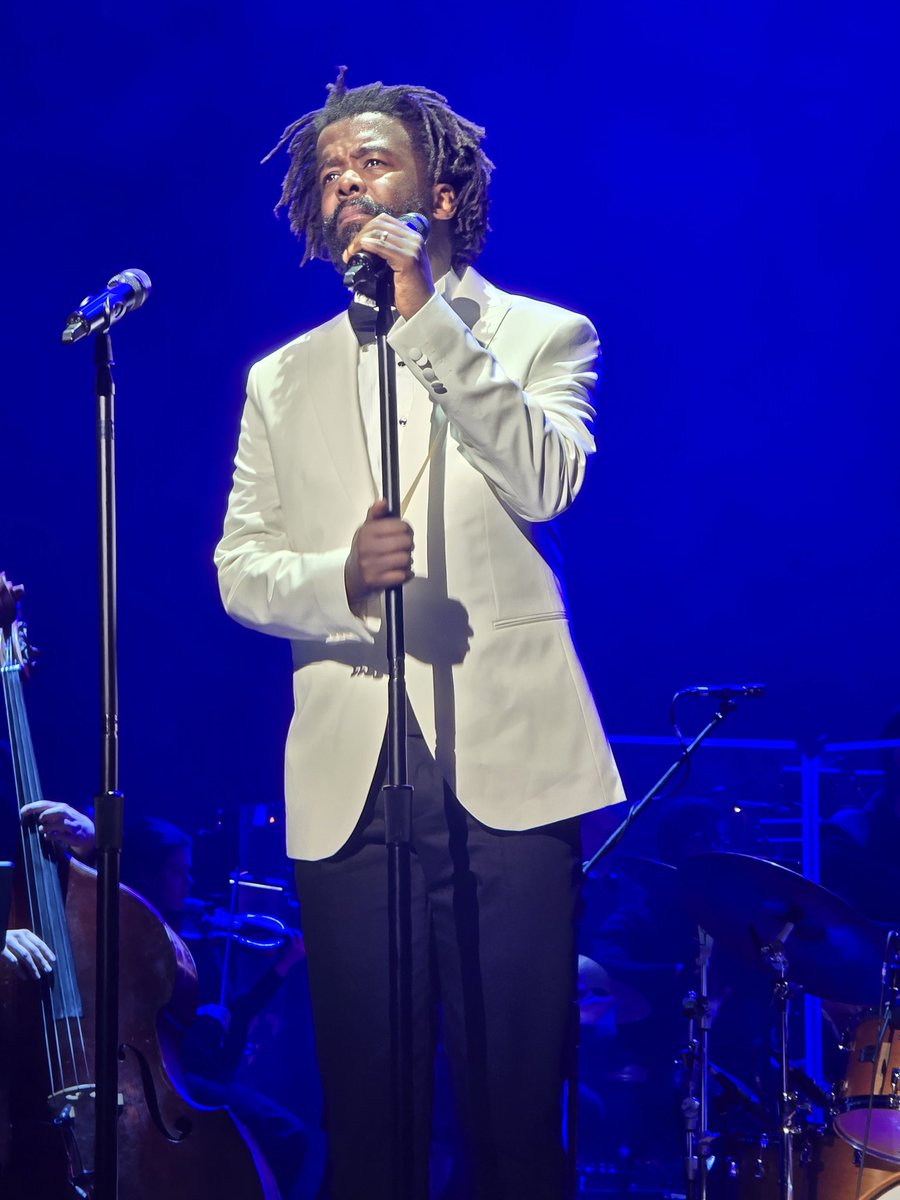 A beautiful show is what <a href="/dmandisi/">Mandisi Dyantyis</a> gave us.