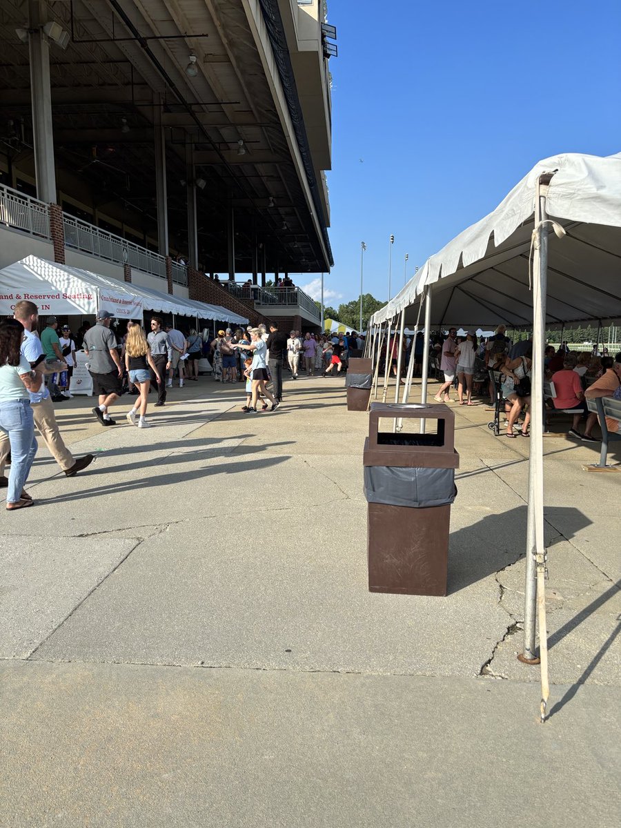 ldijames's tweet image. Another great crowd in Va at Colonial for opening weekend of meet!!!!