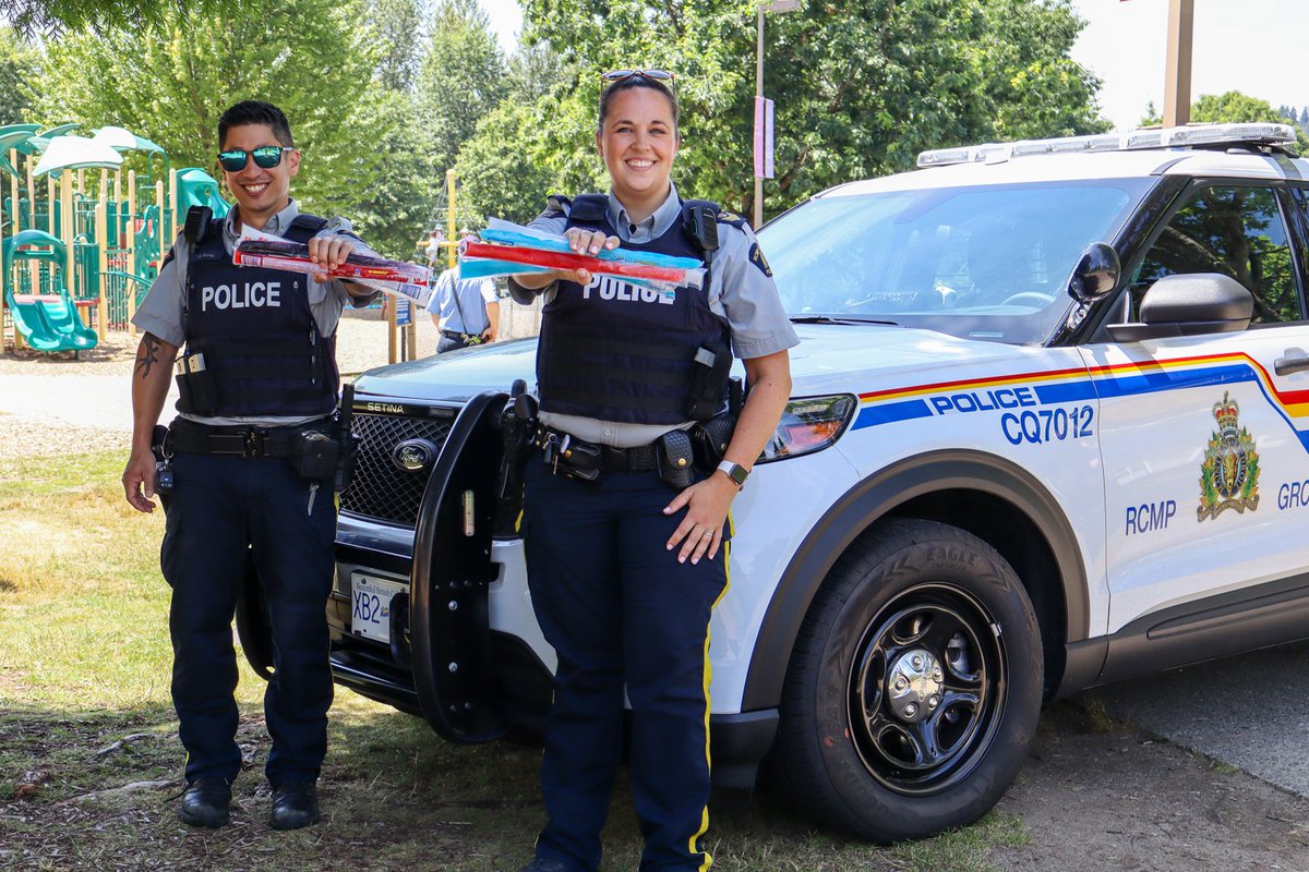 cqrcmp's tweet image. Nothing helps you cool down on a sunny day like a freezie! ☀️
#CoquitlamRCMP members and Coquitlam Firefighters (@IAFFLocal1782) popped up today at the Town Centre Park playground to hand out #FreeziesInThePark and give kids and families a cool and sweet treat! 🍧
Thanks for…