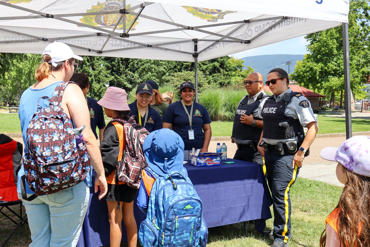 cqrcmp's tweet image. Nothing helps you cool down on a sunny day like a freezie! ☀️
#CoquitlamRCMP members and Coquitlam Firefighters (@IAFFLocal1782) popped up today at the Town Centre Park playground to hand out #FreeziesInThePark and give kids and families a cool and sweet treat! 🍧
Thanks for…