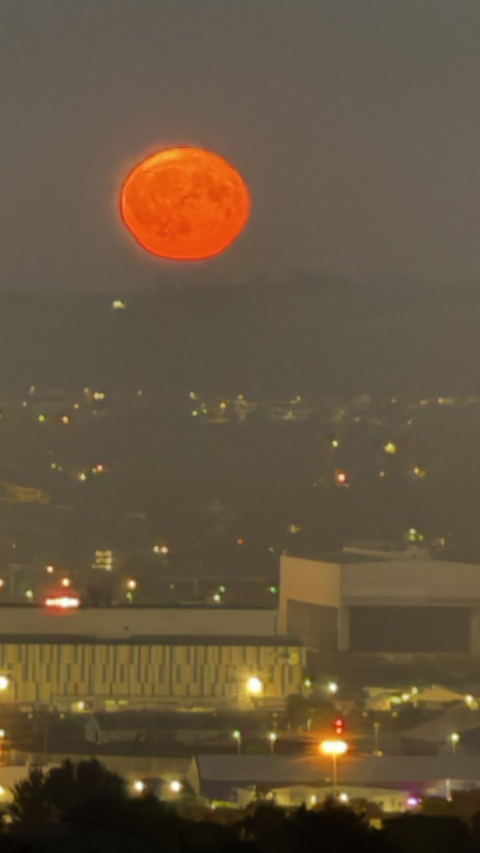 Moon rise over <a href="/HarlandWolffplc/">Harland & Wolff</a>  <a href="/barrabest/">Barra Best</a> <a href="/weatherwatch/">Weather Watch</a> #Belfast #moon