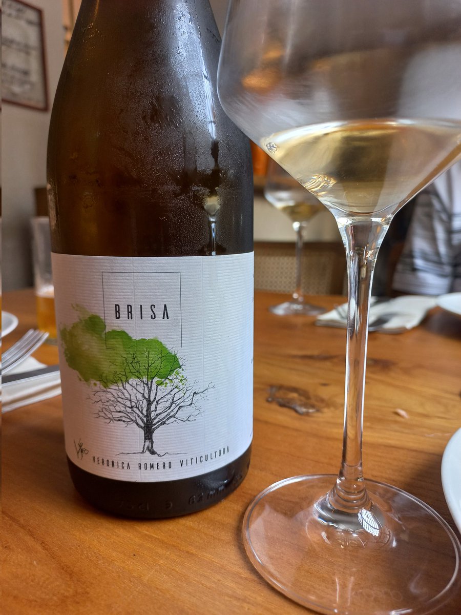 susublanca's tweet image. #macabeo, de Requena, mucho melocotón y un toque amargo final. Muy ligero y fácil de beber! #restaurantealmanaque #cadiz
🔹️Cocochas de bacalao a la llama
🔹️Huevos de choco a la marinera con huevo escalfado. Brutal!😋
🔹️Arroz seco ,atún  y gamba roja #enelsursepierdeelnorte