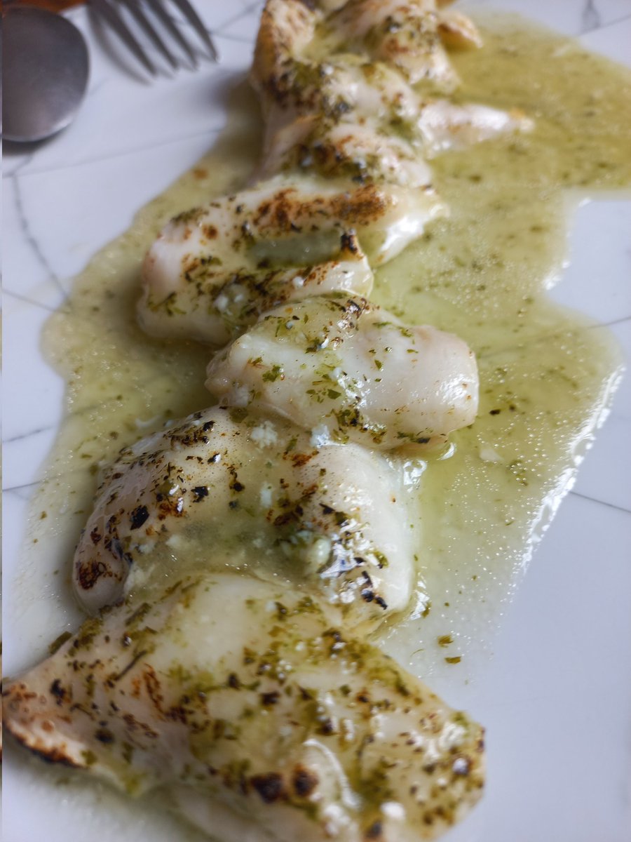 susublanca's tweet image. #macabeo, de Requena, mucho melocotón y un toque amargo final. Muy ligero y fácil de beber! #restaurantealmanaque #cadiz
🔹️Cocochas de bacalao a la llama
🔹️Huevos de choco a la marinera con huevo escalfado. Brutal!😋
🔹️Arroz seco ,atún  y gamba roja #enelsursepierdeelnorte