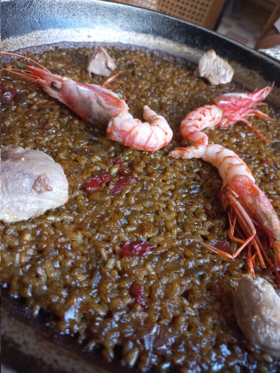 susublanca's tweet image. #macabeo, de Requena, mucho melocotón y un toque amargo final. Muy ligero y fácil de beber! #restaurantealmanaque #cadiz
🔹️Cocochas de bacalao a la llama
🔹️Huevos de choco a la marinera con huevo escalfado. Brutal!😋
🔹️Arroz seco ,atún  y gamba roja #enelsursepierdeelnorte