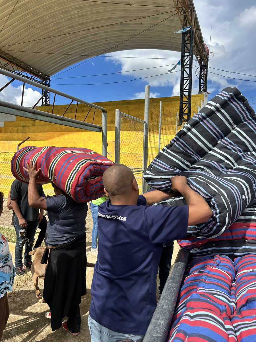 Estuardo Contreras (@estuardosc) on Twitter photo Ya no muchas gracias ministro! <a href="/abelardopintom/">Abelardo Pinto Moscoso</a> Toda la semana la gente estuvo durmiendo en el suelo, niños, mujeres y personas de la tercera edad.
Que triste que intenten accionar hasta que la gente les marca el paso.
Ni ustedes, ni el alcalde, ni diputados.
Otra vez fue la Ya no muchas gracias ministro! <a href="/abelardopintom/">Abelardo Pinto Moscoso</a> Toda la semana la gente estuvo durmiendo en el suelo, niños, mujeres y personas de la tercera edad.
Que triste que intenten accionar hasta que la gente les marca el paso.
Ni ustedes, ni el alcalde, ni diputados.
Otra vez fue la