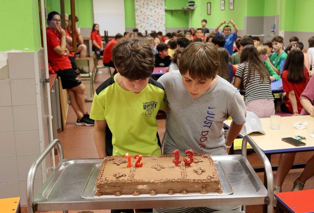 📣 Día de entreno, sonrisas y celebración.
Además de la rutina habitual de hockey, hoy nos fuimos al pueblo para ver el pregón de las fiestas 🎊, celebramos por todo lo alto los cumples de Eritz y Aiur, y nos hicimos la esperada foto de grupo.