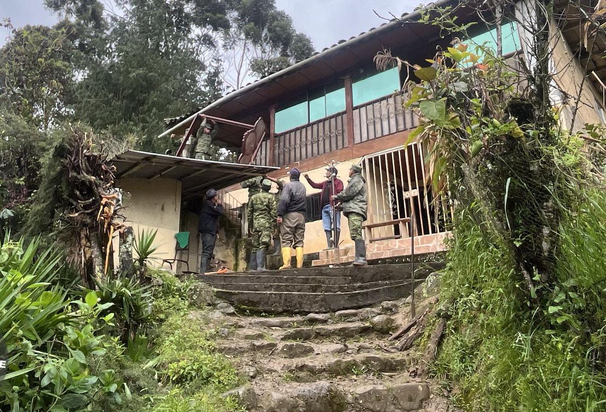 🔵 Fuerzas Armadas apoya evacuación de familias afectadas por el invierno en Loja
#Loja | Fuerzas Armadas en coordinación con la Secretaría de Gestión de Riesgos, brindó apoyo en la evacuación de familias afectadas por las fuertes lluvias en el sector Santiago. Los soldados