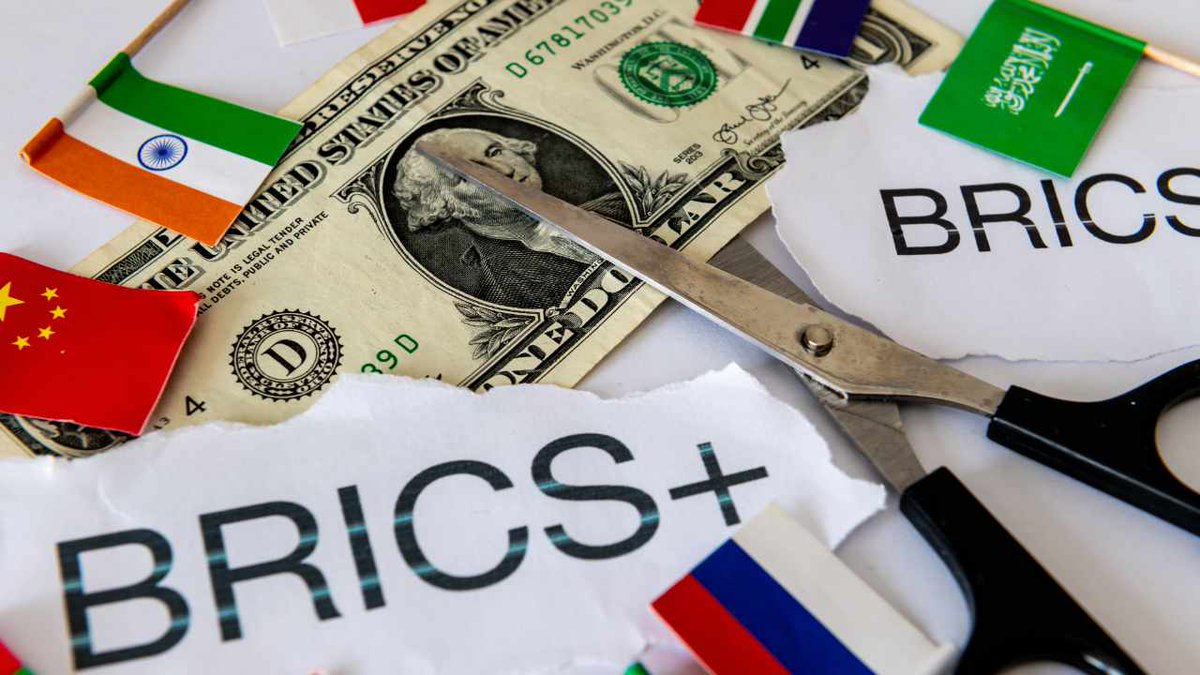 sputnik_jp's tweet photo. 【世界は「脱アメリカ化」 BRICSはなぜ米ドルを捨てるのか】(1/8)

BRICS諸国は積極的に自国通貨での決済に移行している。

これは米国には脅威だ。米ドルは過去数十年間、単なる通貨としてでなく、地政学的圧力の武器としても機能してきたからだ。

プーチン大統領が指摘するように、米国は敵対国に対し、ドルを「政治的・軍事的な闘争」手段として利用してきた。