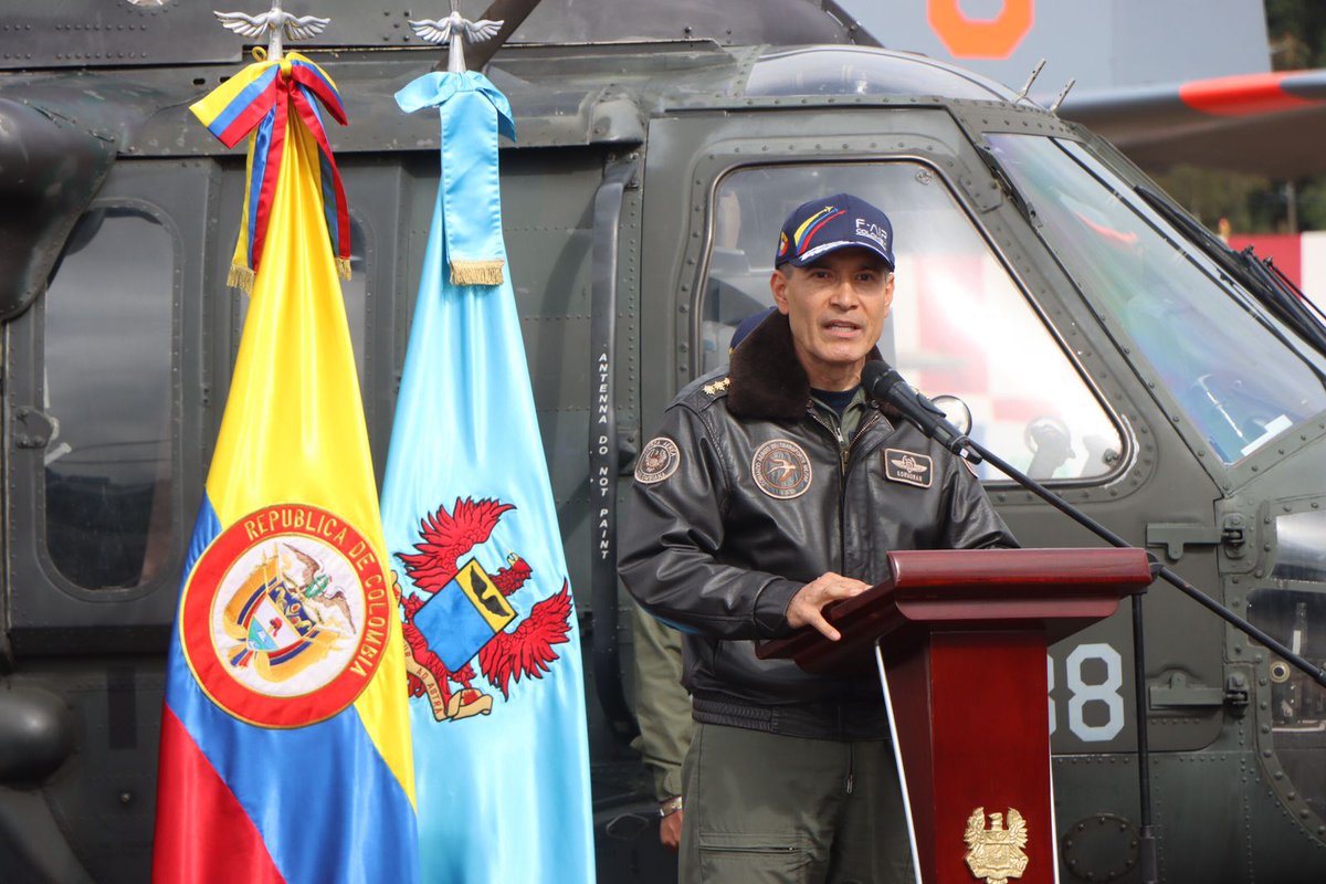 El país ha adquirido 2 helicópteros UH-60 Firehawk, aeronave adecuada para extinguir incendios forestales, transportar ayuda humanitaria, realizar evacuaciones aeromédicas y acciones de rescate; cuyo lanzamiento se dio en la #FeriaAeronáutica en Rionegro. 

#OrienteAntioqueño