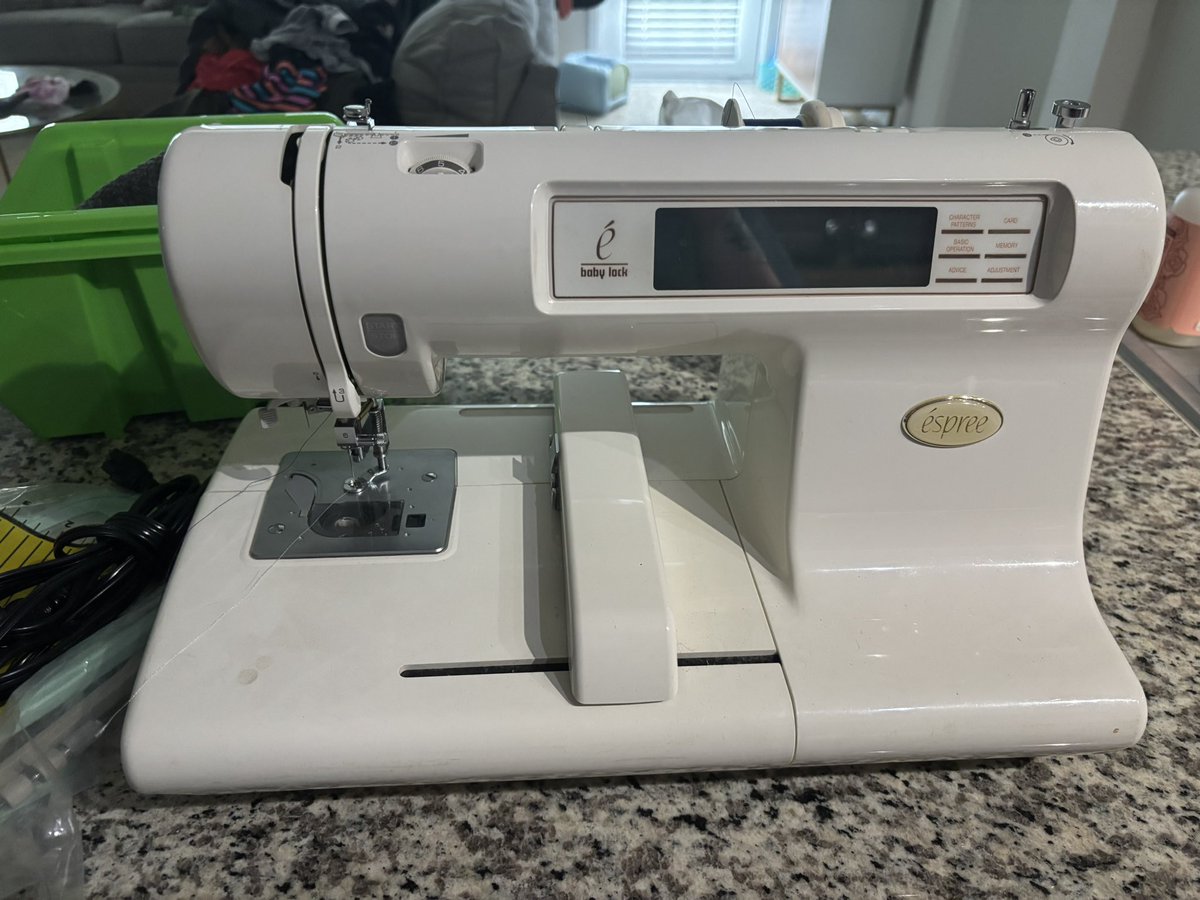 xSpyra's tweet image. Does anyone know how to use this embroidery machine? 

It’s a babylock Espree but it looks kinda old. I got it for free so. 

#sewingmachine #embroidery #babylock