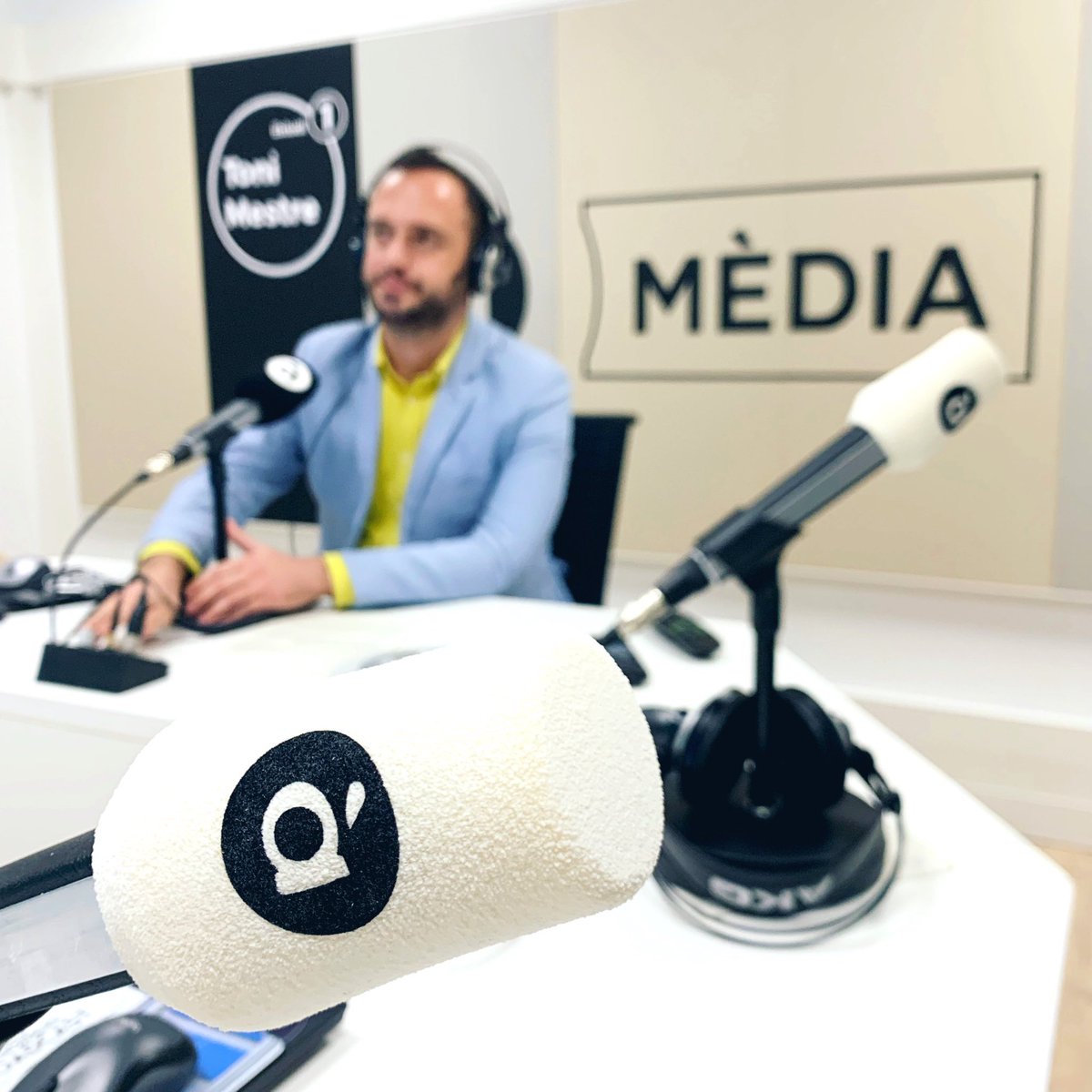Jose Pérez (LibertadVCF) 🇵🇸🇻🇪🇨🇺🇺🇦🕊 (@cordevalenciacf) on Twitter photo En #Lineadefons de <a href="/GustavoClement/">Gustavo Clemente</a> siempre sentí la RADIO como la escuchaba cuando era pequeño.
Así, en mayúsculas.
Ha sido un placer responder a sus llamadas y también escucharlo como oyente.
Me duele especialmente que acabe, pero estoy seguro que volveré a escuchar a Gustavo. En #Lineadefons de <a href="/GustavoClement/">Gustavo Clemente</a> siempre sentí la RADIO como la escuchaba cuando era pequeño.
Así, en mayúsculas.
Ha sido un placer responder a sus llamadas y también escucharlo como oyente.
Me duele especialmente que acabe, pero estoy seguro que volveré a escuchar a Gustavo.