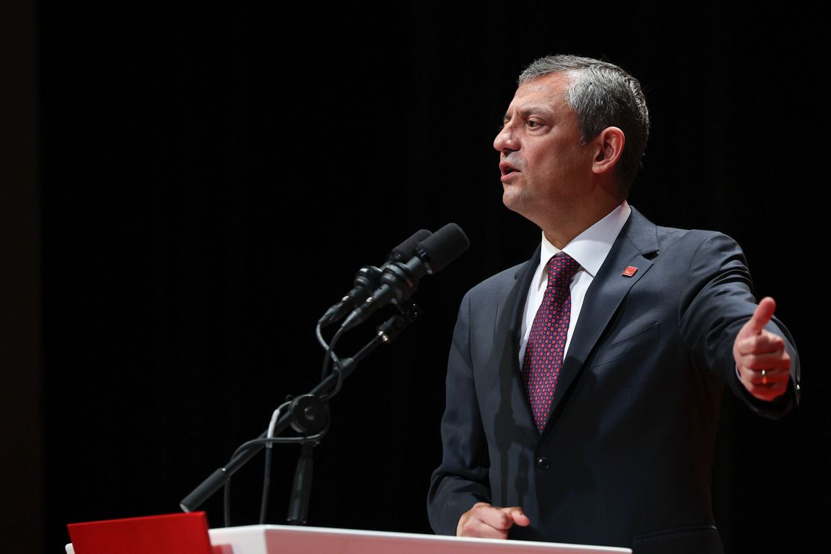 Sayın Özgür Özel, eline mikrofonu aldığında kendi partililerinden çok soruşturma konusu olabilecek nasıl bir kelime bulabiliriz diye başkaları teyakkuza geçiyor.

Çünkü başarılı da ondan.