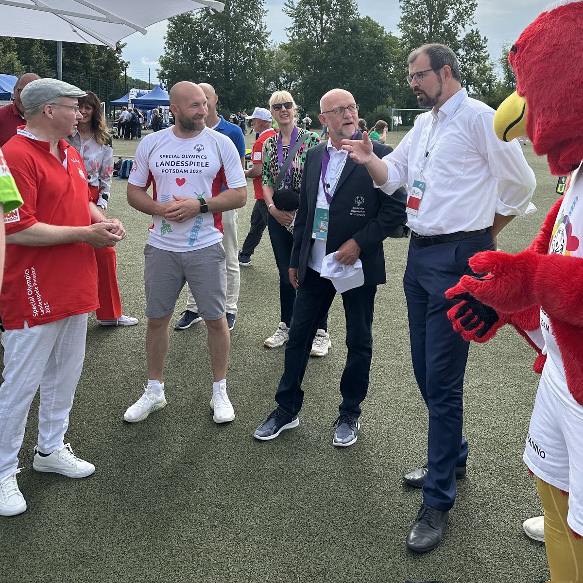 MBJS Brandenburg (@mbjsbrandenburg) on Twitter photo Go for #Gold & #Fairplay! Die Landesspiele der Special #Olympics in #Brandenburg und Berlin sind eröffnet. Sportminister Steffen Freiberg besuchte die Wettkämpfe im Sportpark Luftschiffhafen Potsdam. Bis Sonntag laufen die Wettkämpfe. #sportland #inklusion mbjs.brandenburg.de/aktuelles/pres… Go for #Gold & #Fairplay! Die Landesspiele der Special #Olympics in #Brandenburg und Berlin sind eröffnet. Sportminister Steffen Freiberg besuchte die Wettkämpfe im Sportpark Luftschiffhafen Potsdam. Bis Sonntag laufen die Wettkämpfe. #sportland #inklusion mbjs.brandenburg.de/aktuelles/pres…