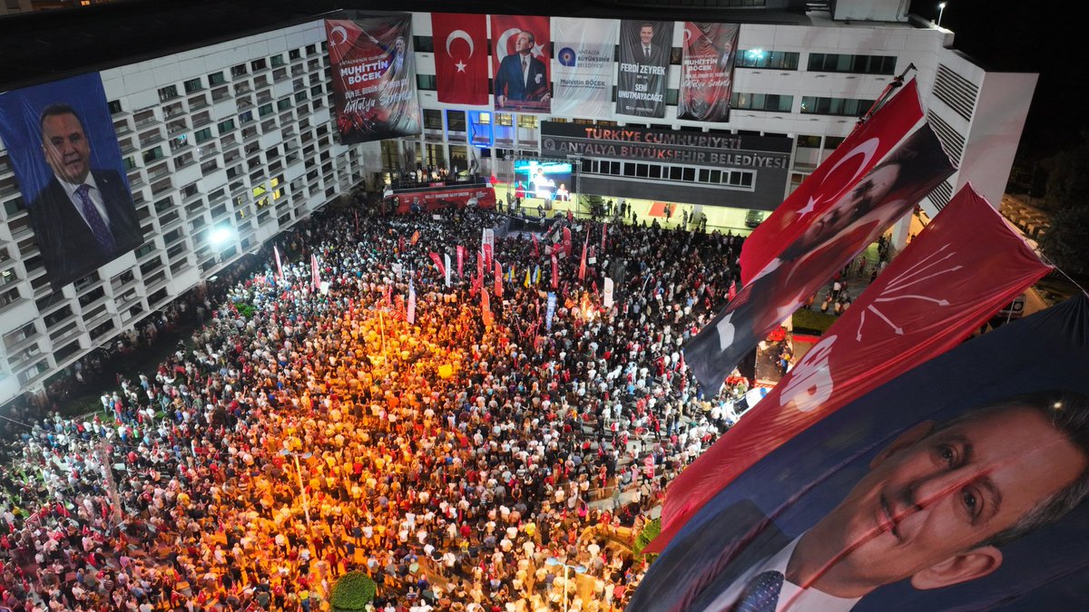 busraozdemirtr's tweet photo. Cumhuriyet Halk Partisi Genel Başkanımız Sn Özgür Özel’in katılımıyla belediyemiz önündeki demokrasi ve özgürlük mitingimizde, Antalya sorumlulukla ve coşkuyla on binler ile iradesine ve Muhittin Böcek başkanımıza sahip çıktı, meydanlara sel olup aktı.

Ekilir ekin geliriz
Ezilir un geliriz
Bir gider bin geliriz

Teşekkürler Antalya!
Teşekkürler Genel Başkanım