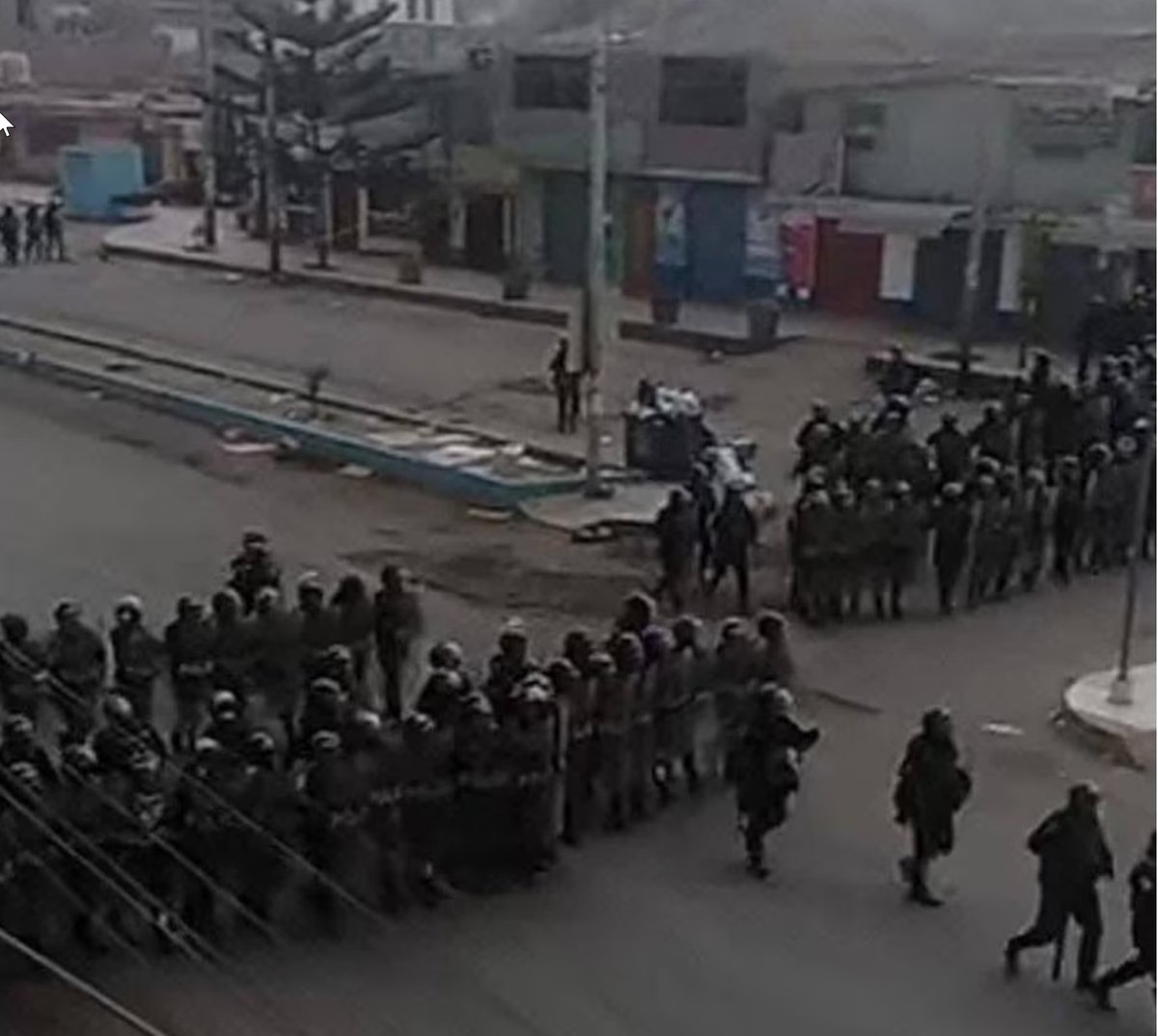 La violencia en Chala deja un fallecido y tramos de la Panamericana desbloqueados tras 11 días de paro minero. ¿Cómo equilibrar seguridad y justicia social en conflictos tan complejos? Reflexionemos juntos. #MineríaInformal #Arequipa #SeguridadCiudadana